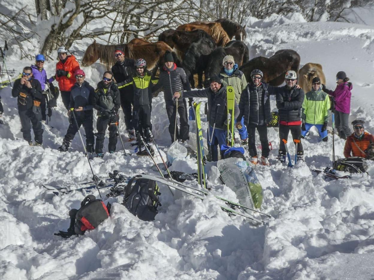 Los quince voluntarios junto a los nueve animales de la manada. 