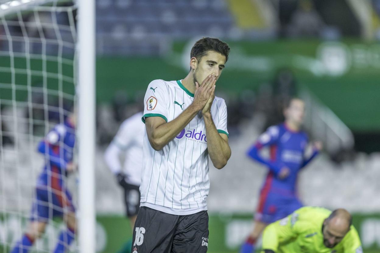 Alberto Villapalos se lamenta durante el partido ante el Amorebieta. 