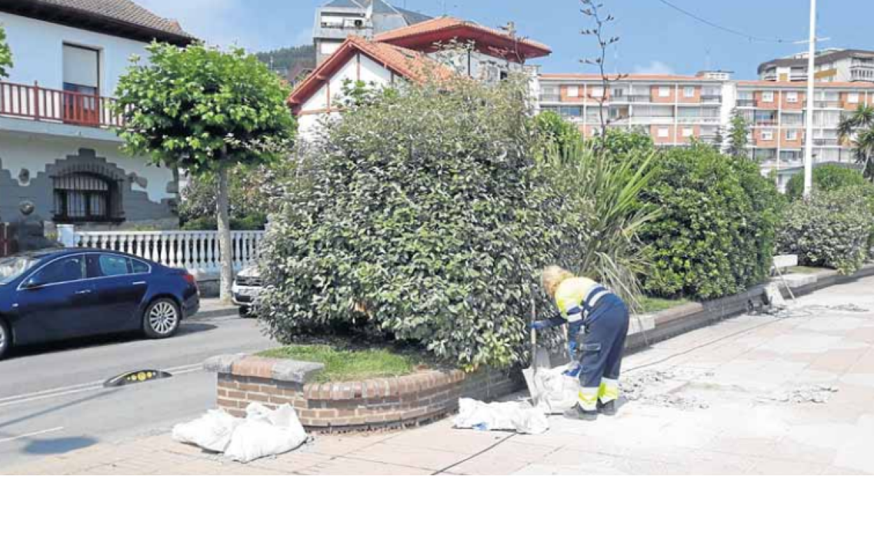 Una trabajadora de corporaciones locales en Castro durante sus labores.