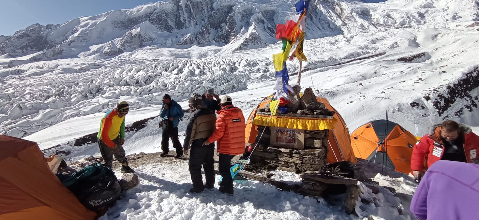 Fotos: El ritual budista de Txikon y su expedición para que la montaña les ayude en su ascensión al Manaslu y vuelvan