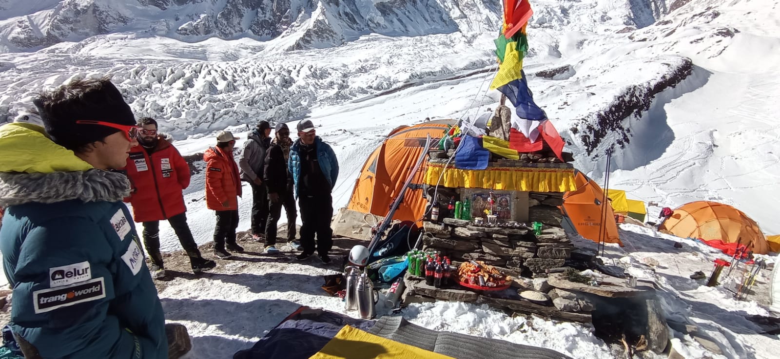 Fotos: El ritual budista de Txikon y su expedición para que la montaña les ayude en su ascensión al Manaslu y vuelvan