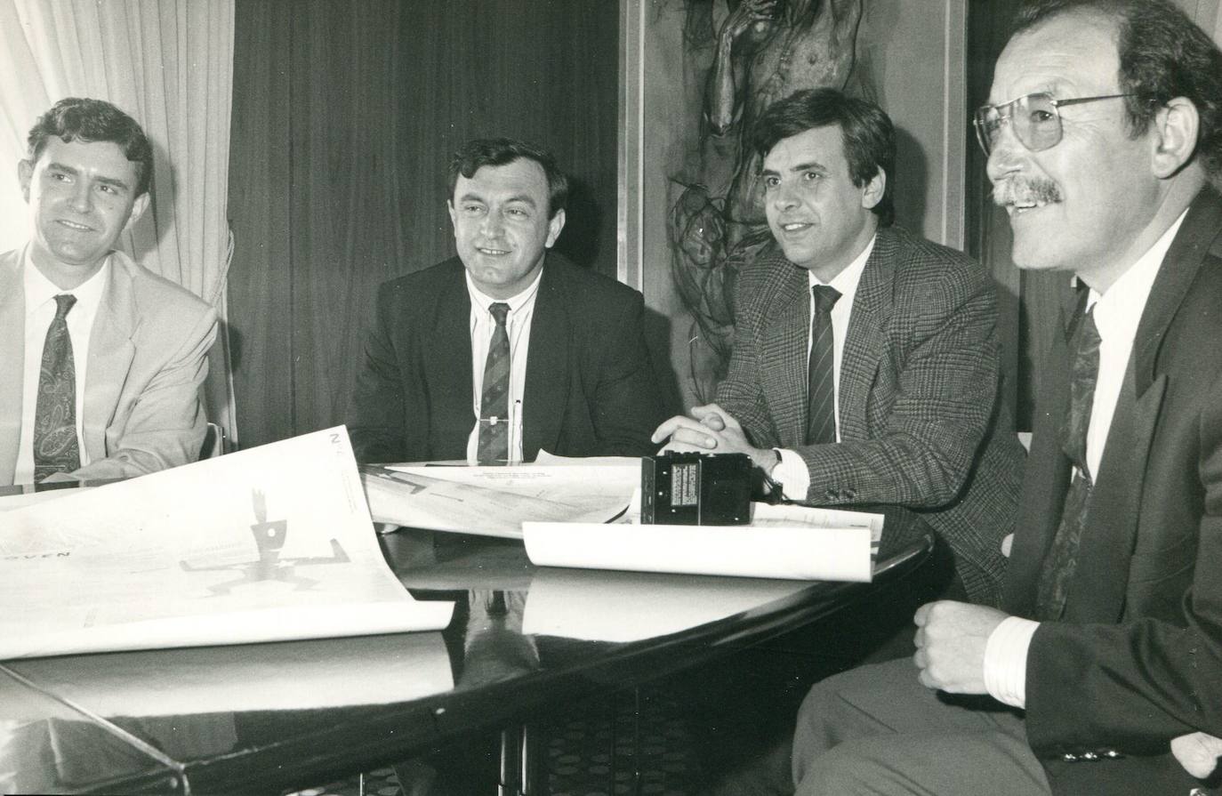 Ricardo Montaraz (dcha.) director comercial de Caja Cantabria. Ángel Romaña (izq.), jefe publicidad; Francisco Javier López Marcano y Rafael de la Sierra. 