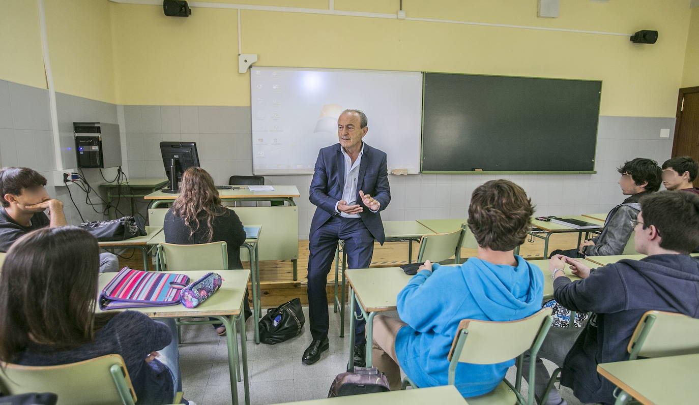 Francisco Javier López Marcano, exconsejero y exdiputado del PRC, vuelve a ejercer como profesor de latín en el IES Marqués de Santillana, en Torrelavega. 