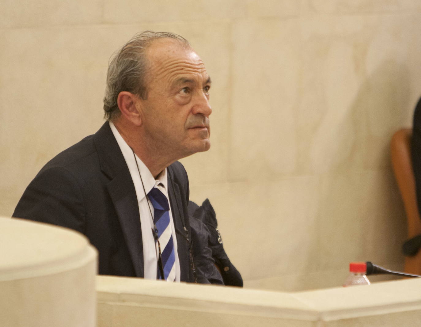 Francisco Javier López Marcano, diputado PRC, durante el último pleno de la legislatura 2011-15 en Parlamento De Cantabria. ALBERTO AJA