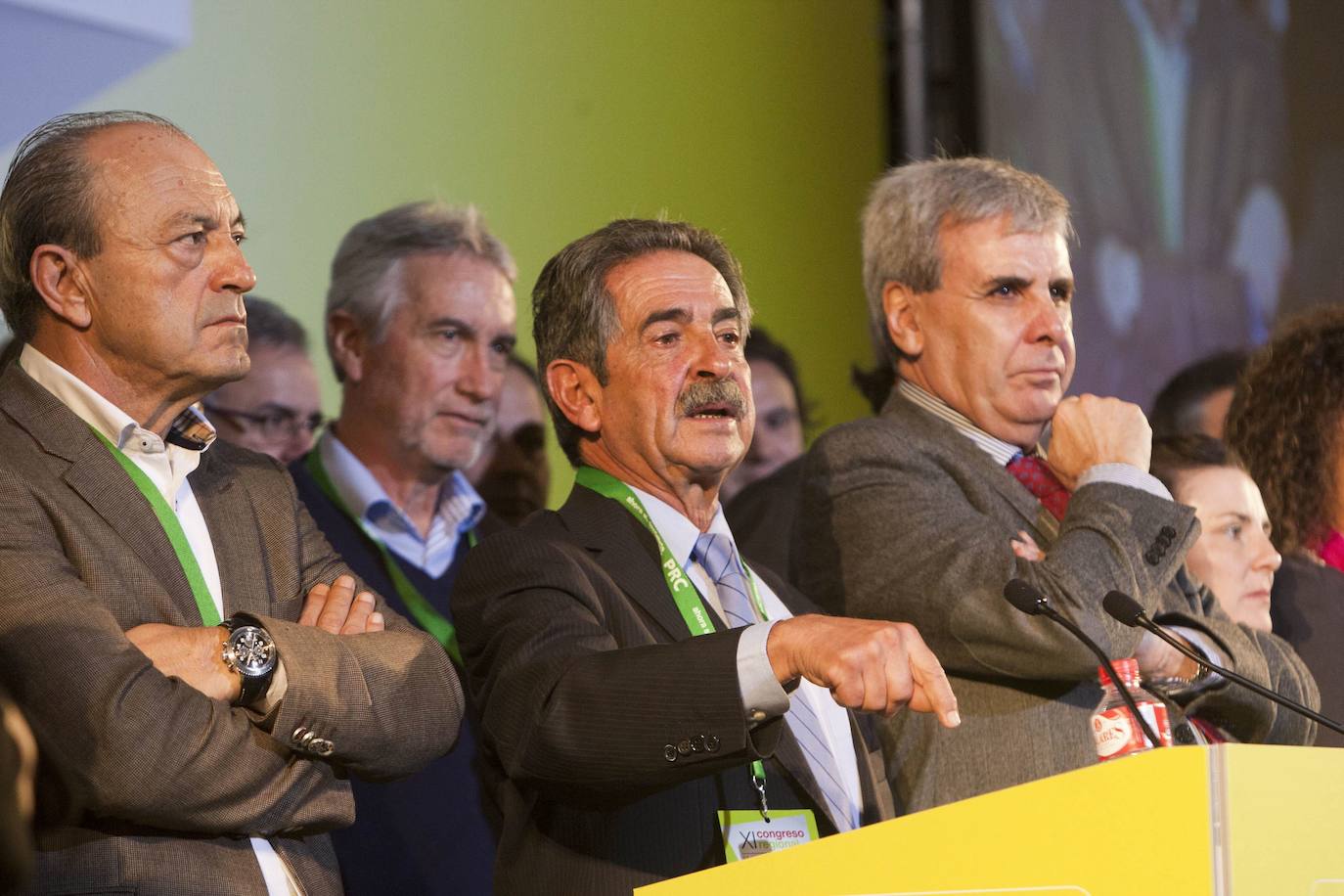  XI Congreso del Partido Regionalista de Cantabria, PRC, celebrado en el Paraninfo de la UC, en Santander. Intervención del secretario general, Miguel Ángel Revilla, acompañado por Francisco Javier López Marcano (i) y Rafael de la Sierra. 