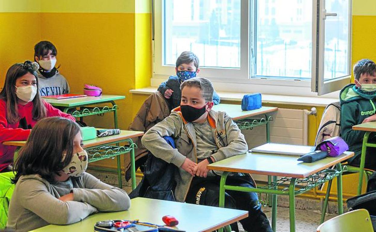 Alumnos del CEIP Alto Ebro (Reinosa), con la ventana abierta. 