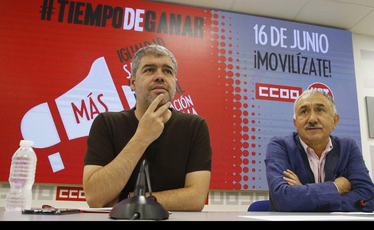 Los secretarios generales de UGT y CC OO, Pepe Álvarez (d) y Unai Sordo. 