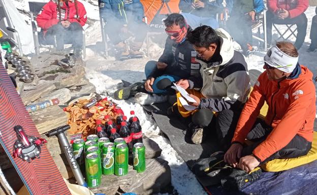 La ceremonia de la 'Puja' marca el inicio de la aventura en el Manaslu