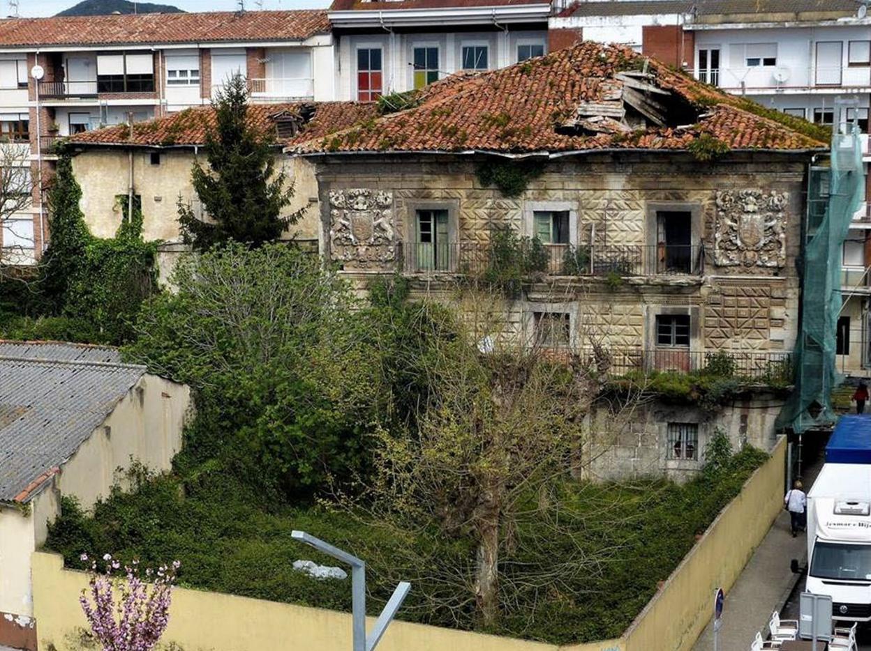 El Palacio de Chiloeches sigue en estado de ruina a la espera de que se decida su futuro. 