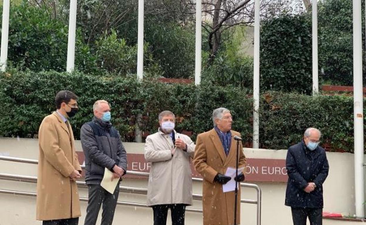 Izado solemne de abndera que escenifica el relevo entre Alemania y Portugal en la presidencia rotario del Consejo de la UE 