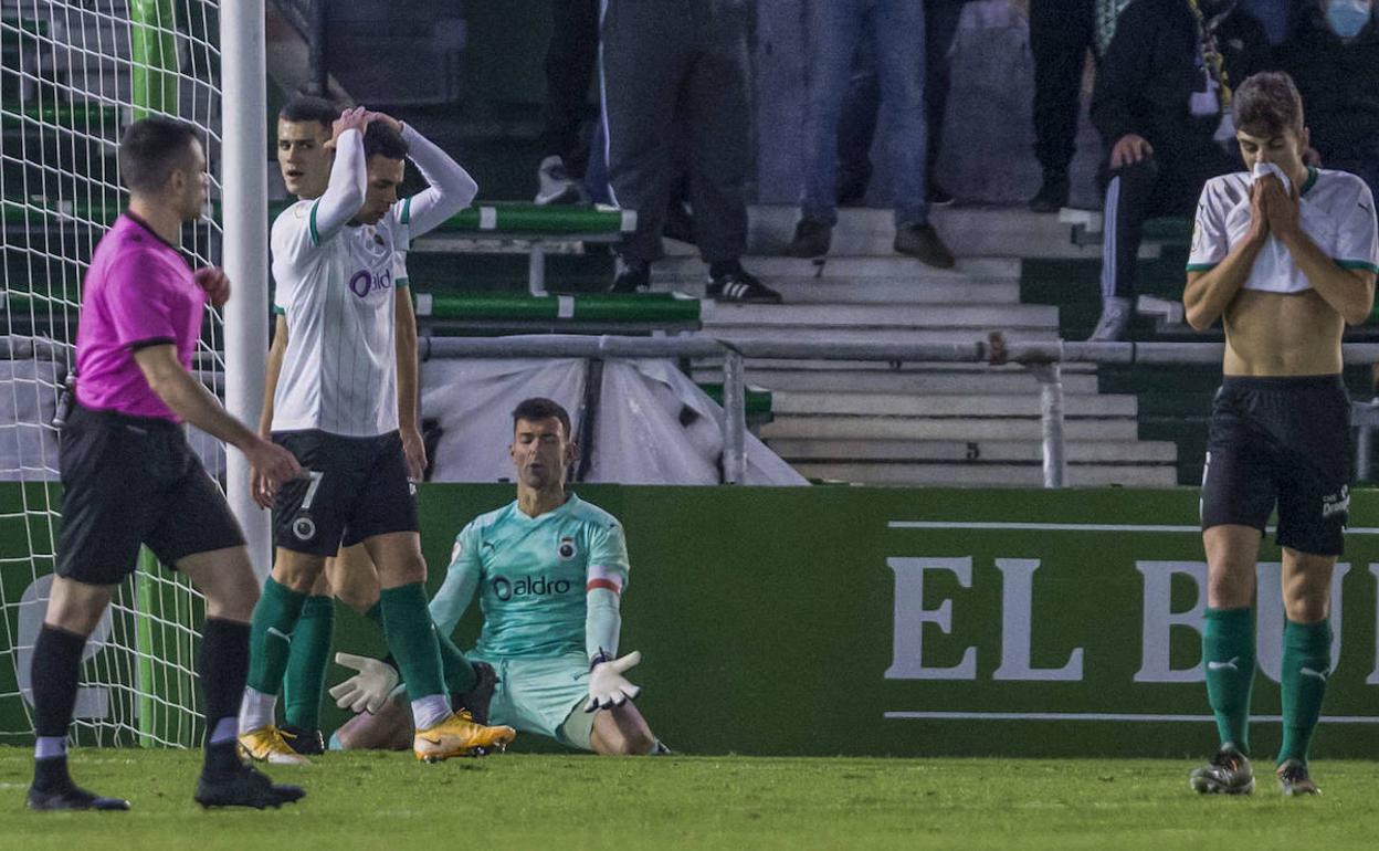 Lamentaciones de los jugadores racinguistas tras uno de los goles del Real Unión en el partido del pasado miércoles.