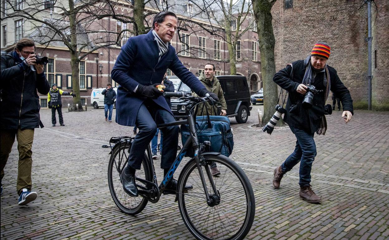 Mark Rutte llegó en bicicleta y comiendo fruta a la sesión del Consejo de Ministros donde se decidió la dimisión del gabinete. 