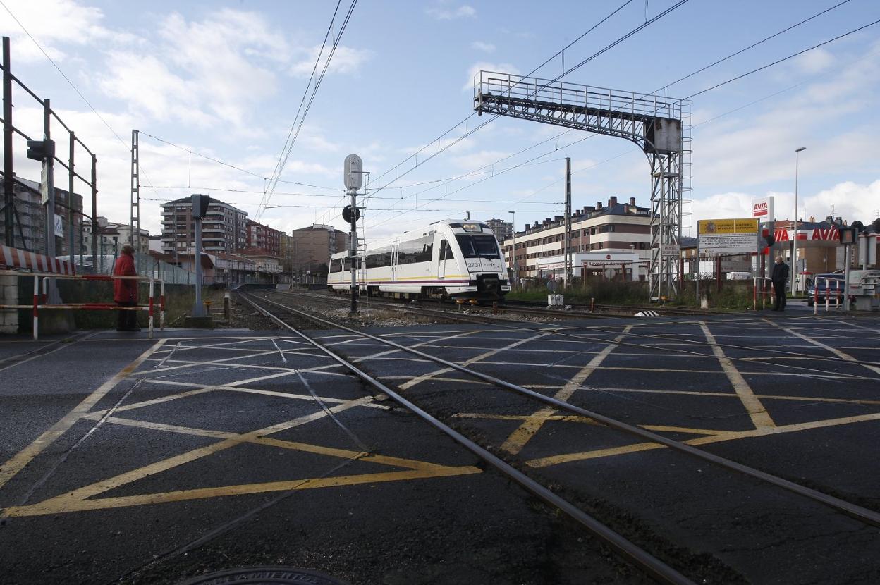 Paso a nivel de las vías en Pablo Garnica junto al actual aparcamiento de la estación de Feve. 