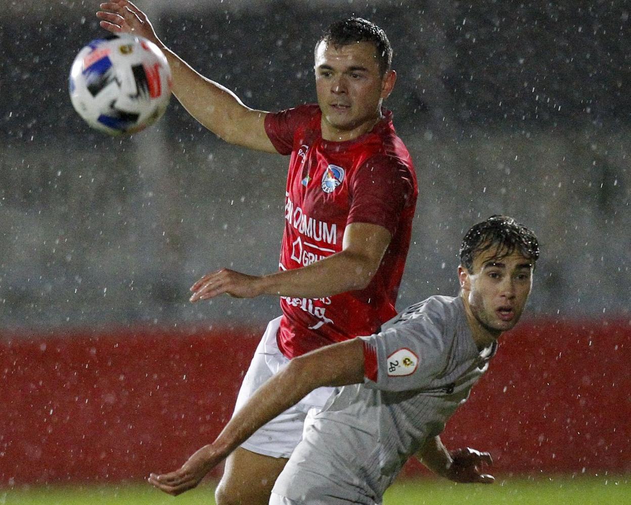 Saul García (izquierda) intenta controlar el balón en el encuentro del Laredo ante el Athletic B en San Lorenzo.