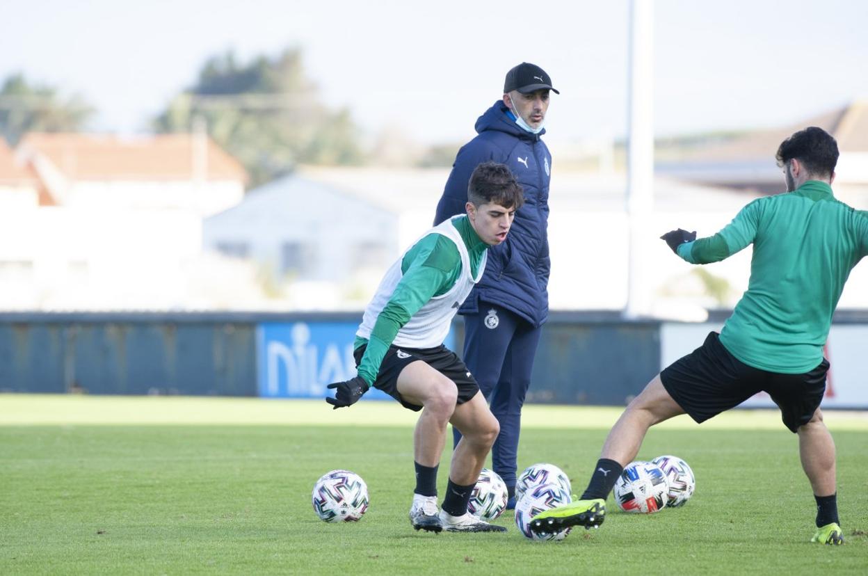 Íñigo Sainz-Maza y Camus, de espaldas, en un entrenamiento bajo la mirada de Dorronsoro. 