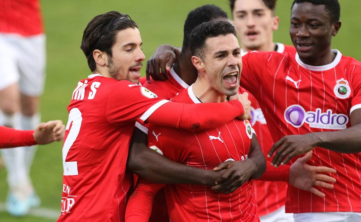 Los racinguistas celebran el gol de Álvaro Bustos.