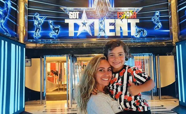 El pequeño posa junto a su madre, Alexia Rojo, en el exterior del teatro de 'Got Talent'.