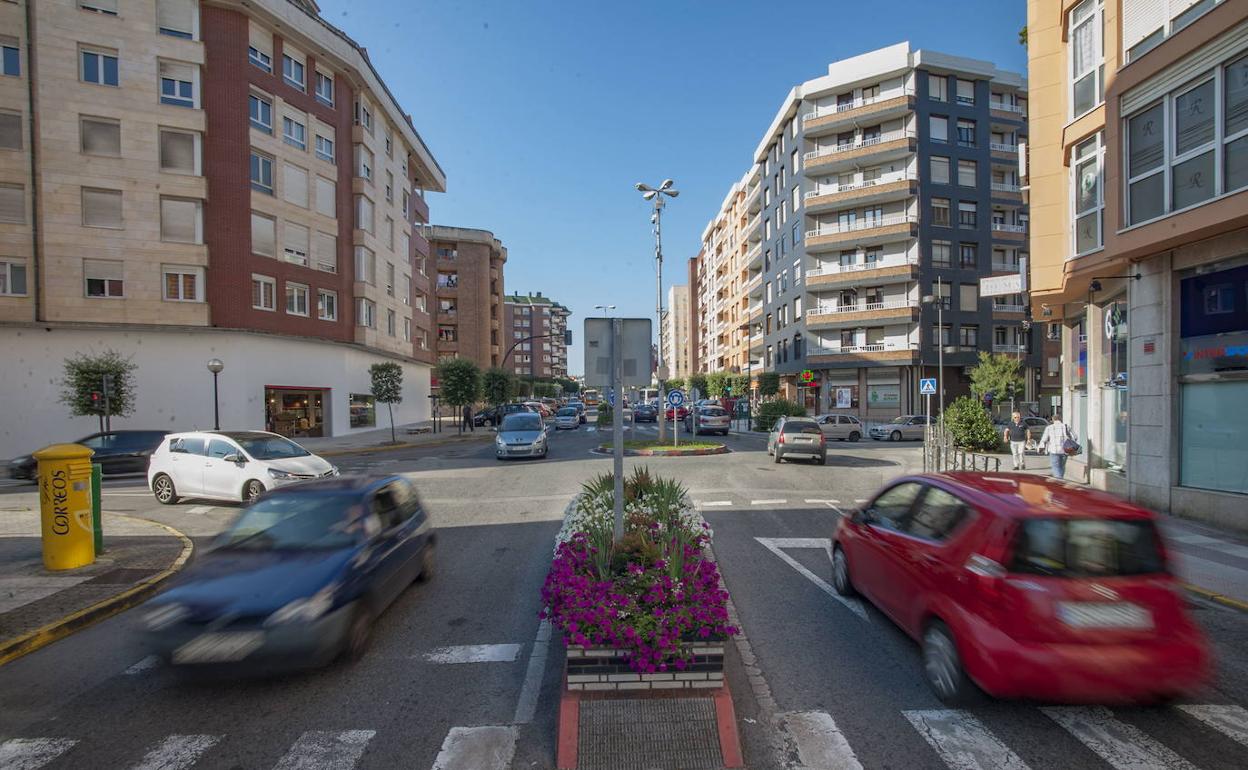 Circulación en la Avenida de Bilbao, una de las arterias principales del casco urbano de Camargo.