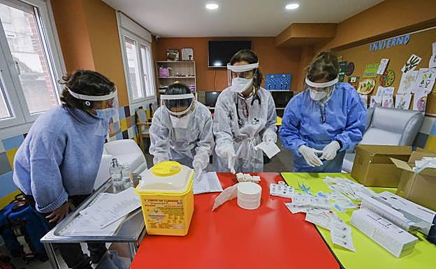 Imagen principal - Ajetreo y «nervios» detrás del pinchazo