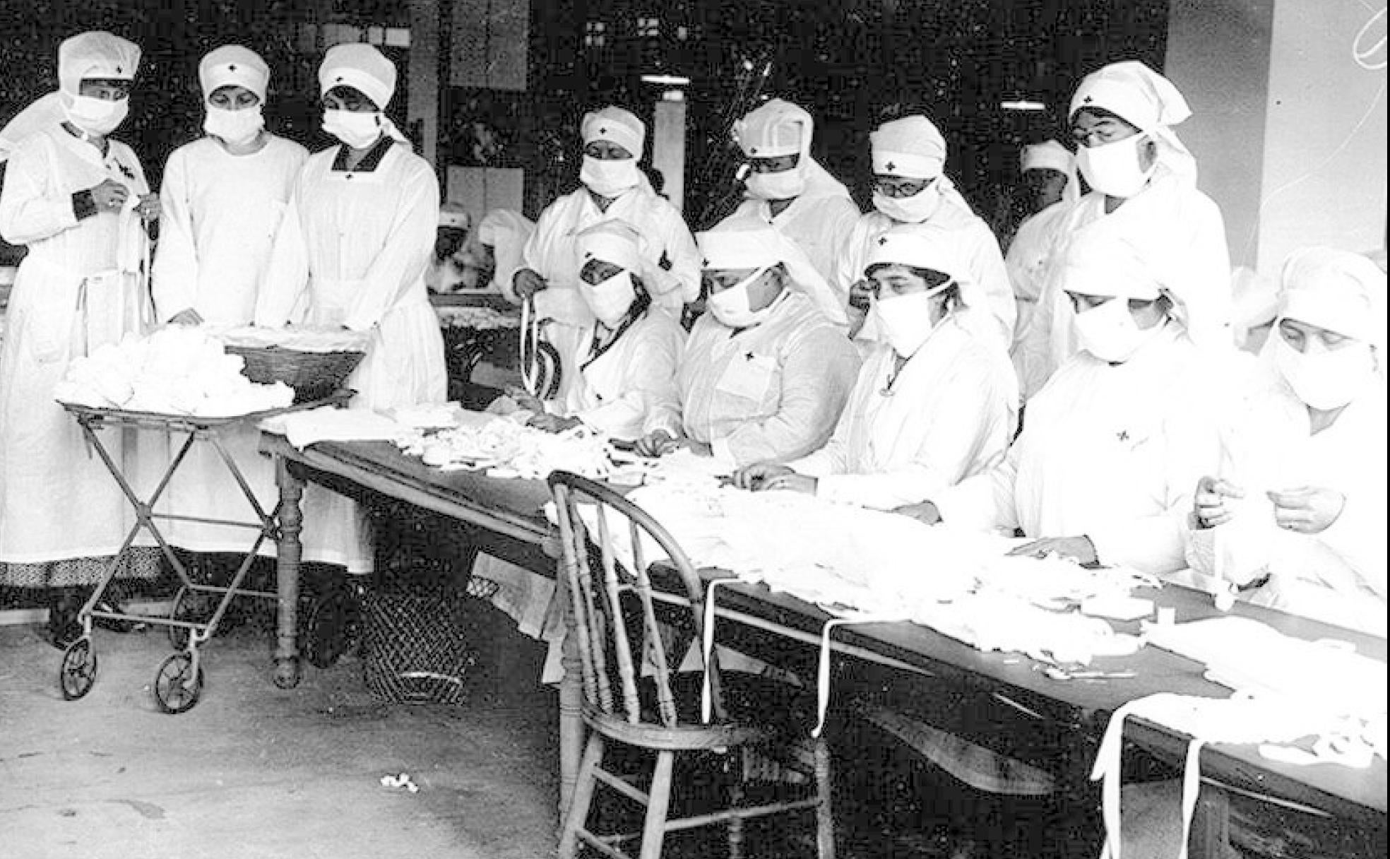 Voluntarias de Cruz Roja preparan mascarillas durante la epidemia de gripe de 1918.