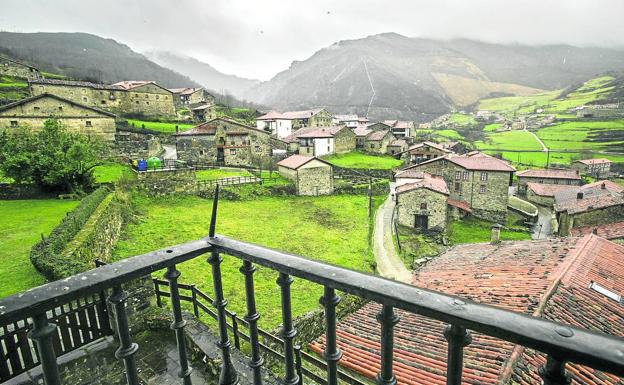 Vista de Tudanca desde un balcón. La aldea acaba de romper con la tendencia a la baja en el padrón.