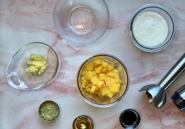 Preparar los ingredientes para empezar a batir.