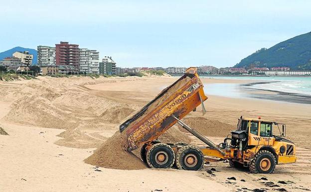 Imagen principal - Laredo interviene en la playa para evitar que la arena invada el paseo marítimo