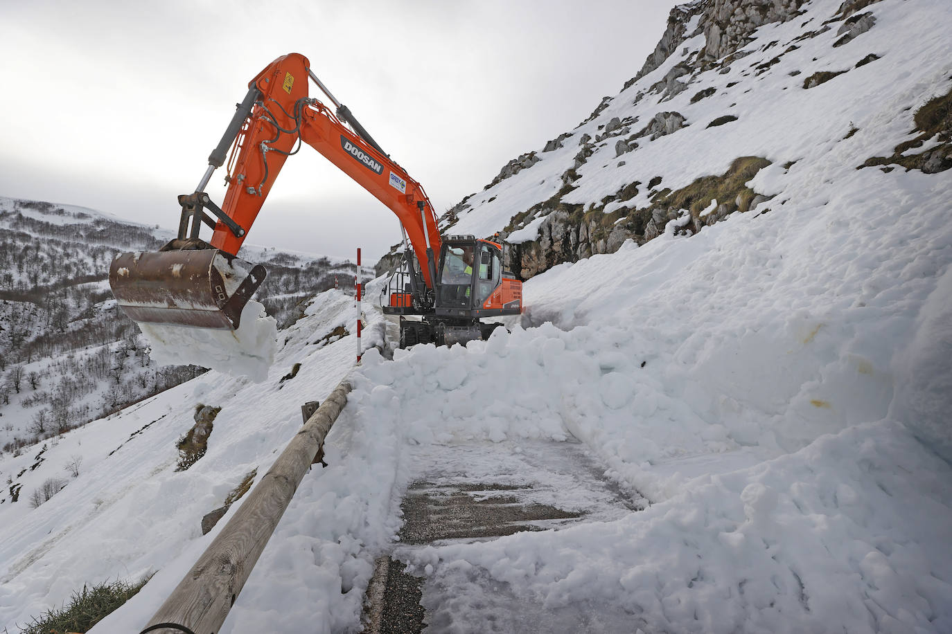 Un gran alud de nieve ha sepultado la carretera de acceso a Tresviso, dejando por ahora incomunicado, por carretera, el acceso a este pequeño municipio de Liébana, de 59 habitantes. En estos momentos, una empresa externa, por encargo del Ayuntamiento, está trabajando en despejar la carretera