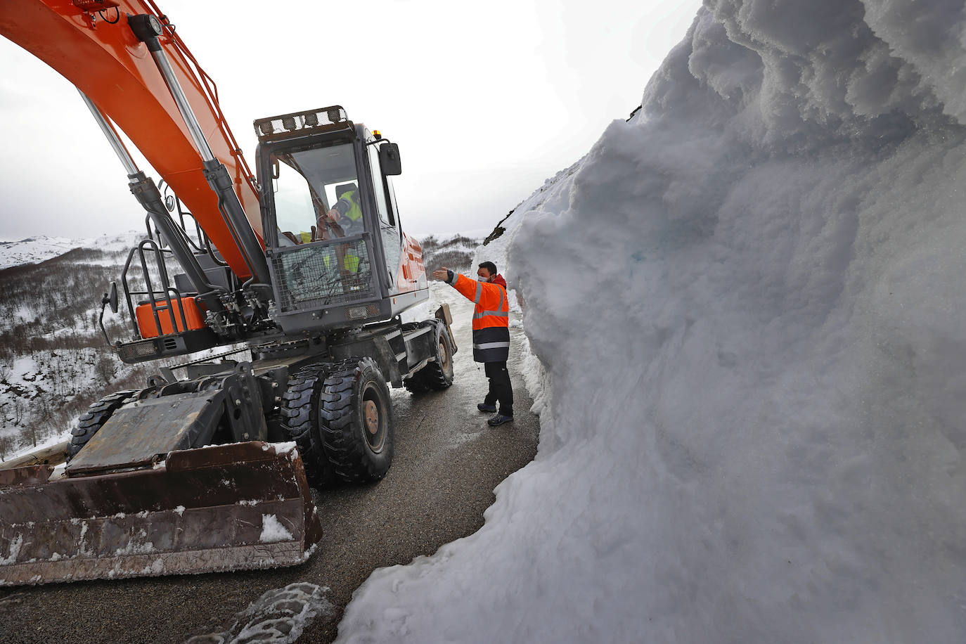 Un gran alud de nieve ha sepultado la carretera de acceso a Tresviso, dejando por ahora incomunicado, por carretera, el acceso a este pequeño municipio de Liébana, de 59 habitantes. En estos momentos, una empresa externa, por encargo del Ayuntamiento, está trabajando en despejar la carretera