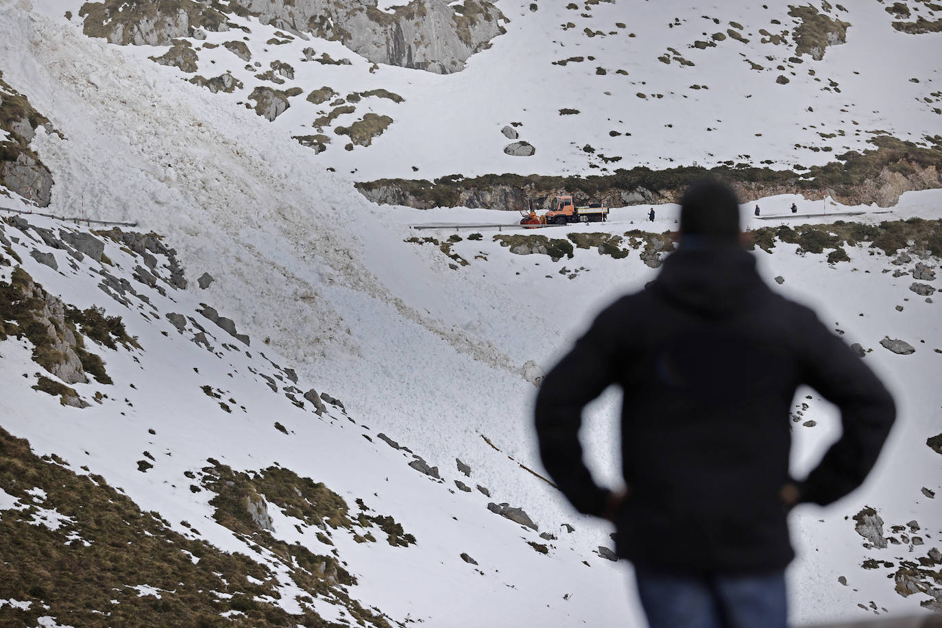 Un gran alud de nieve ha sepultado la carretera de acceso a Tresviso, dejando por ahora incomunicado, por carretera, el acceso a este pequeño municipio de Liébana, de 59 habitantes. En estos momentos, una empresa externa, por encargo del Ayuntamiento, está trabajando en despejar la carretera