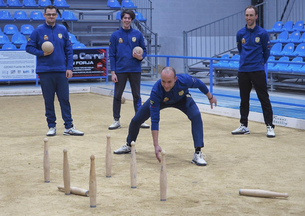 Mario Ríos birla una de las primeras bolas del curso con Edu Herrera, Luis Vallines y Federico Díaz detrás. SaNE