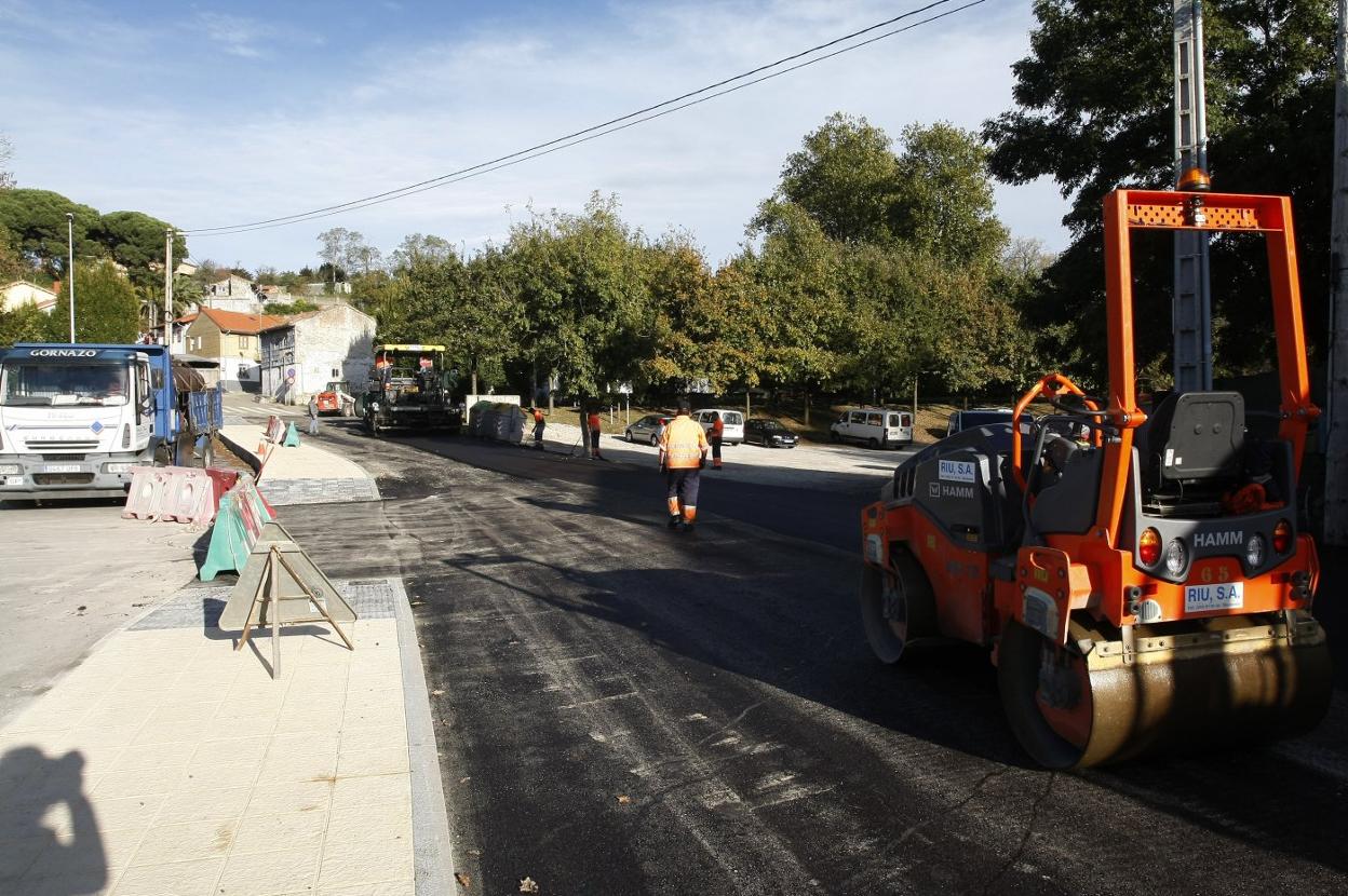 Trabajos en la calle Gervasio Herreros, junto al aparcamiento de Pintor Varela, lo último asfaltado en la ciudad