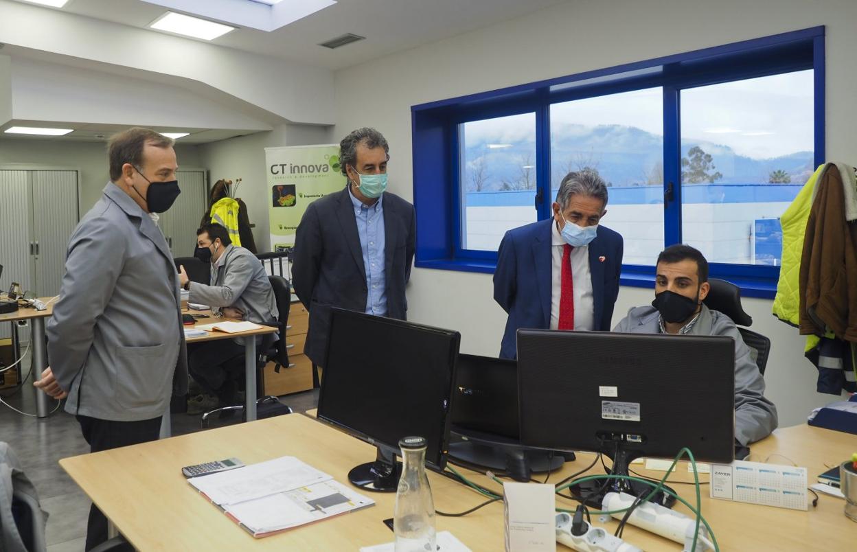 José Emilio Alonso (de Leading), Francisco Martín y Miguel Ángel Revilla, junto a uno de los trabajadores de la empresa que visitaron ayer