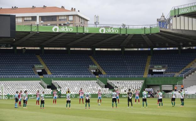 Los jugadores del Racing, junto a los del Lugo, en un partido de la pasada temporada en los Campos de Sport. 