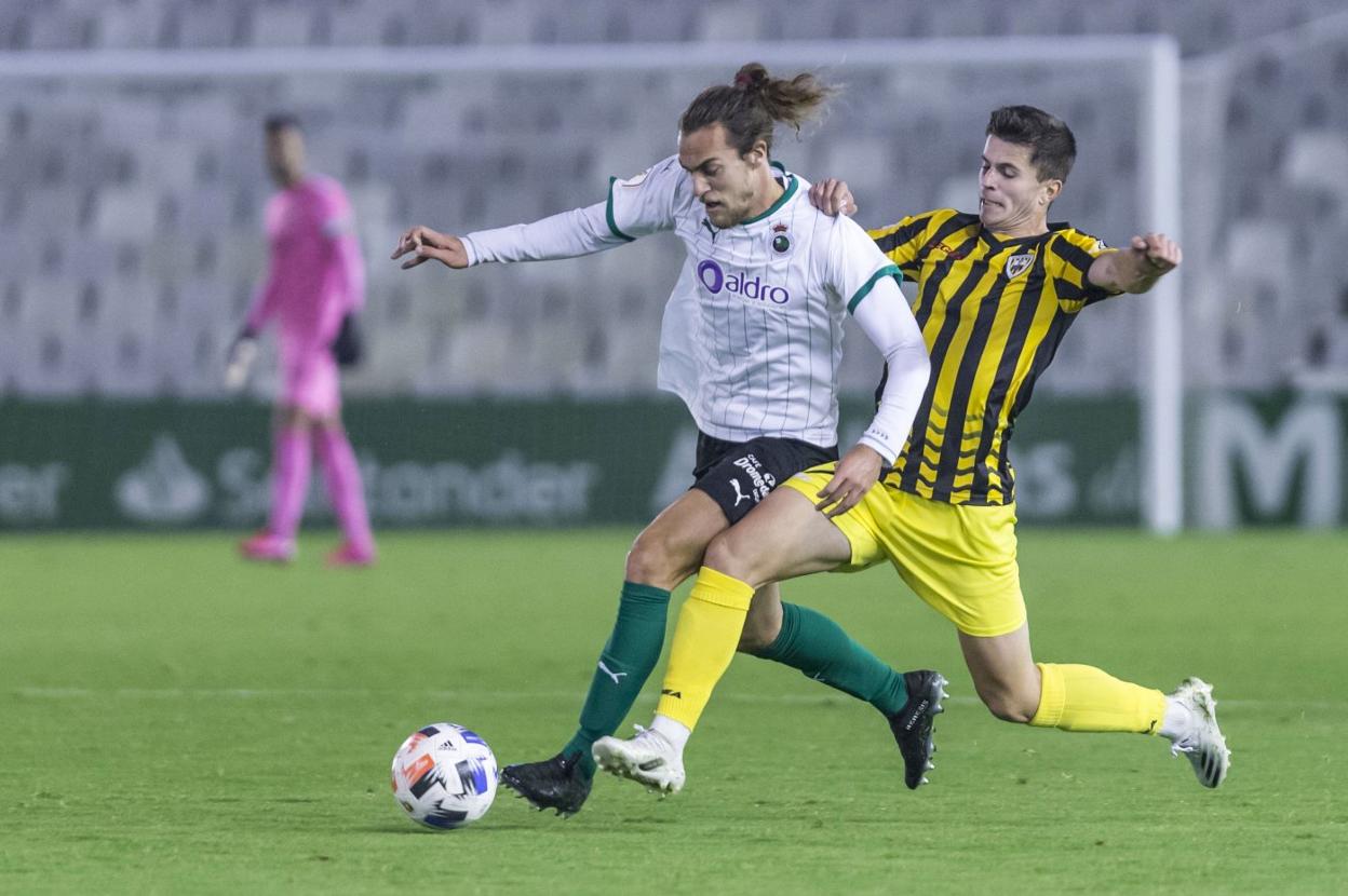 Joan Maynau es uno de los futbolistas a los que el club busca salida.