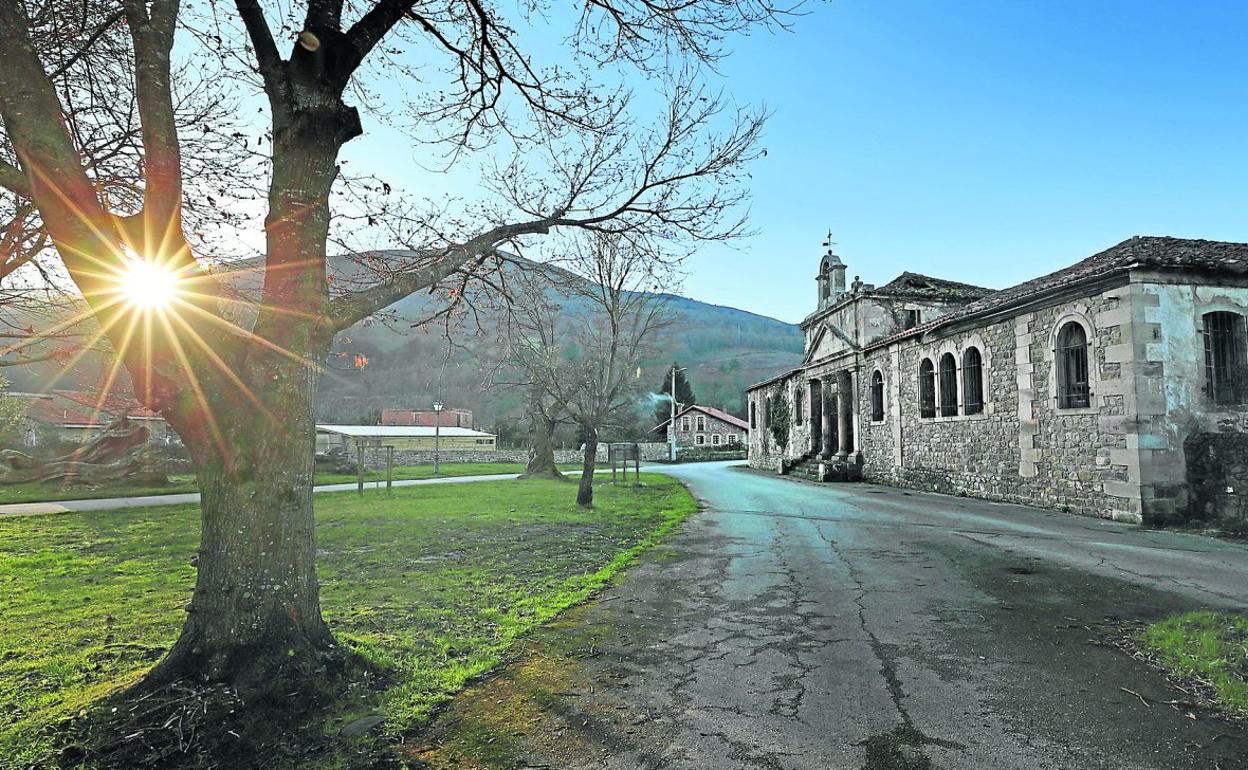 Las antiguas escuelas de Terán, a la derecha de la imagen, se han deteriorado progresivamente en los últimos años