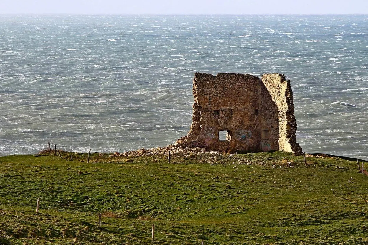 Torre de San Telmo en Santillana del Mar, en la costa entre Ubiarco y Tagle. Luis palomeque