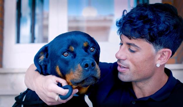 Diego, junto a su perro.