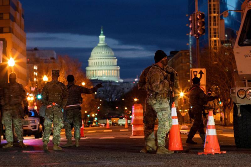 Miembros de la Guardia Nacional controlan las alcantrillas y todas las calles cercanas al Capitolio.