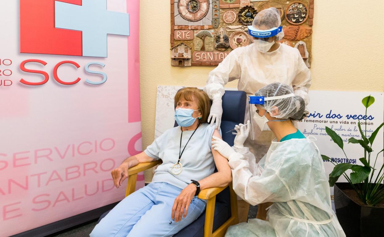 Momento en el que es vacunada Dolores Luzuriaga, la primera persona de Cantabria en recibir la primera dosis de Pfizer, el 27 de diciembre. 