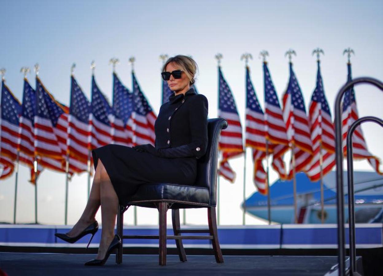 Melania Trump escucha el discurso de su marido antes de subir al Air Force One.