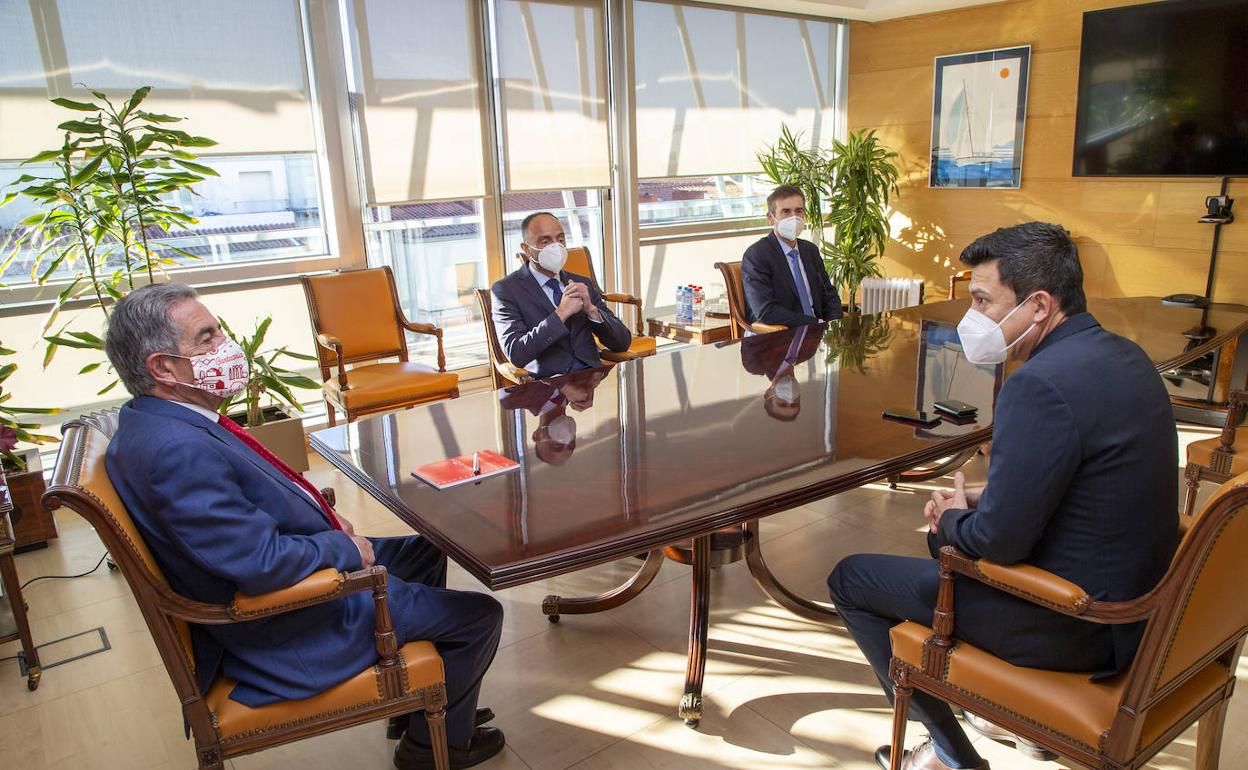 El presidente cántabro, Miguel Ángel Revilla, y el director general de Dynasol, Felipe Varela, en su encuentro de ayer. 