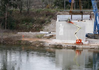 Imagen secundaria 1 - Las obras de la pasarela sobre el río Saja-Besaya concluirán en un plazo de dos meses