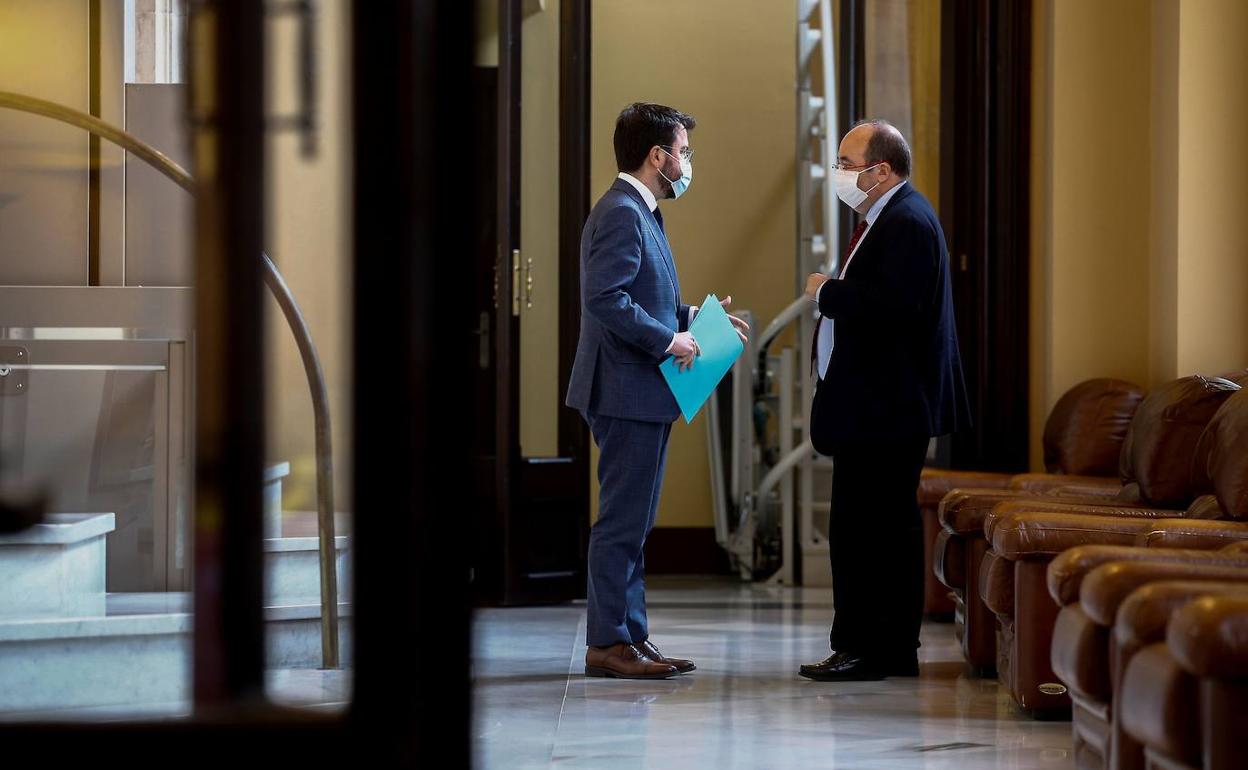 Pere Aragonès y Miquel Iceta, este miércoles en los pasillos del Parlament, después de la comparecencia del vicepresidente.