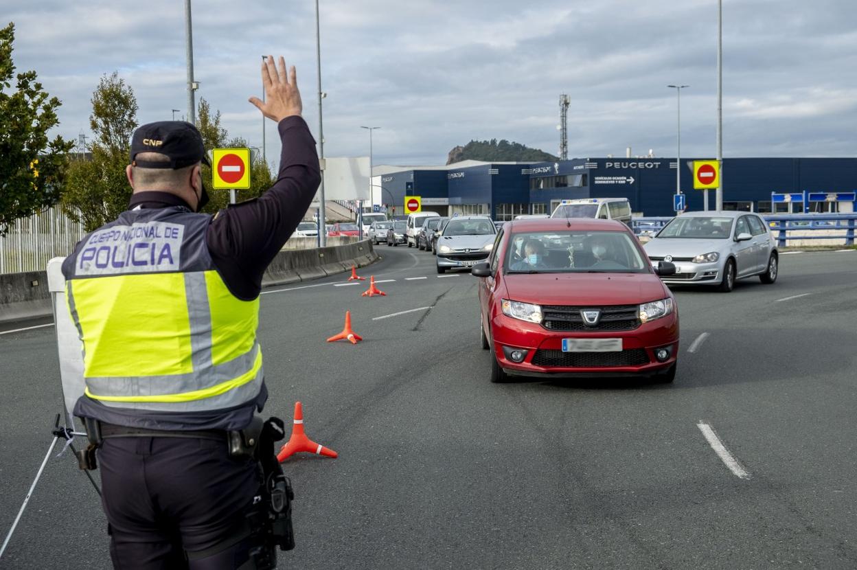 Un agente detiene a los vehículos a la entrada de Santander en un control. daniel pedriza