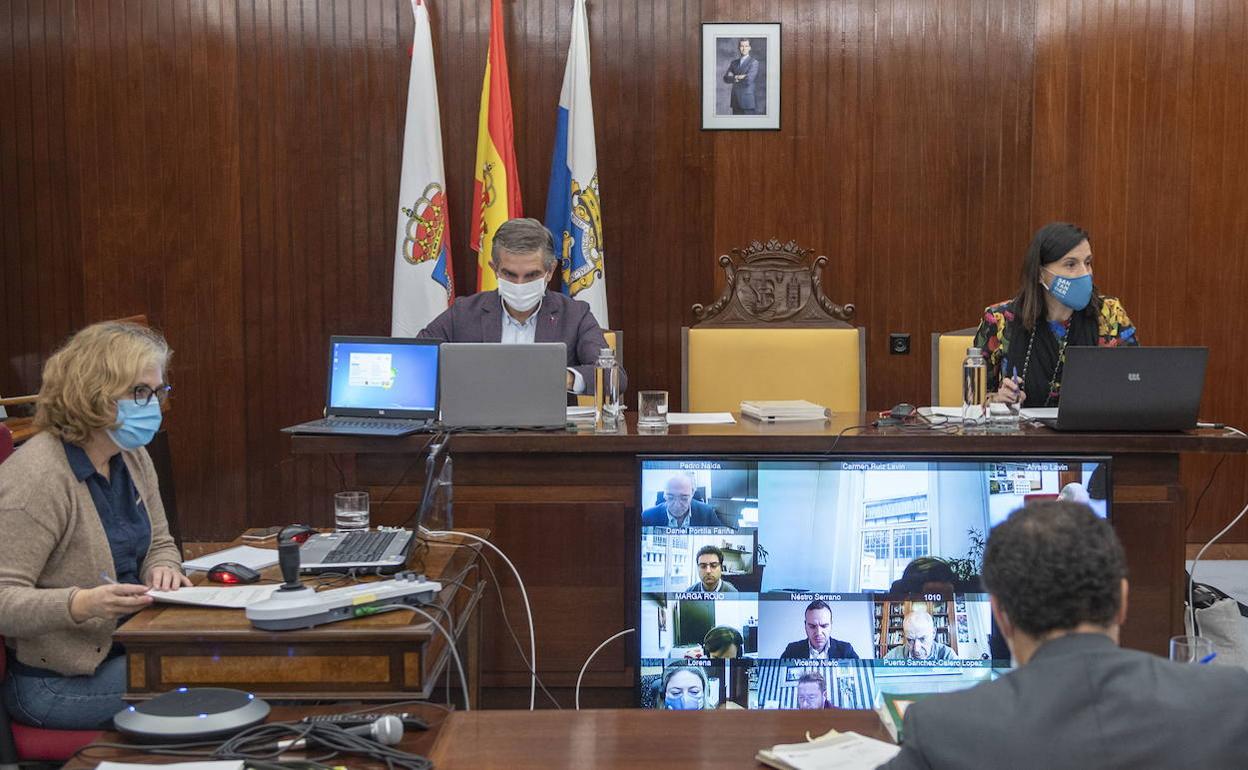 Imagen de archivo de un pleno telemático del Ayuntamiento de Santander.