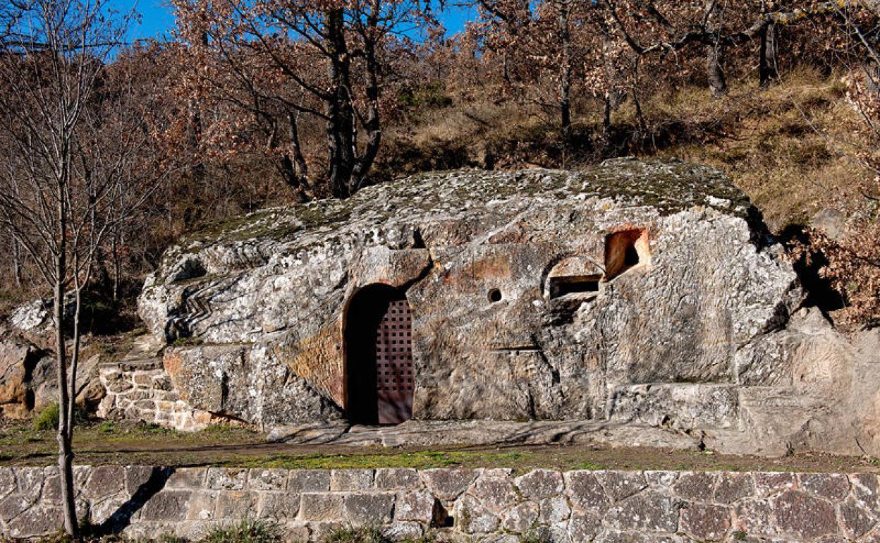 El futuro camino peatonla llegará hasta la ermita rupestre de la Virgen del Carmen en Cadalso (en la imagen)