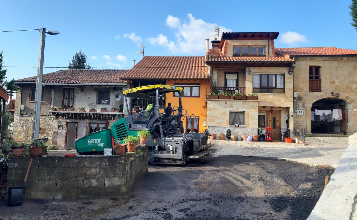 Una de las máquinas durante los trabajos de asfaltado del Quirindil este mes 