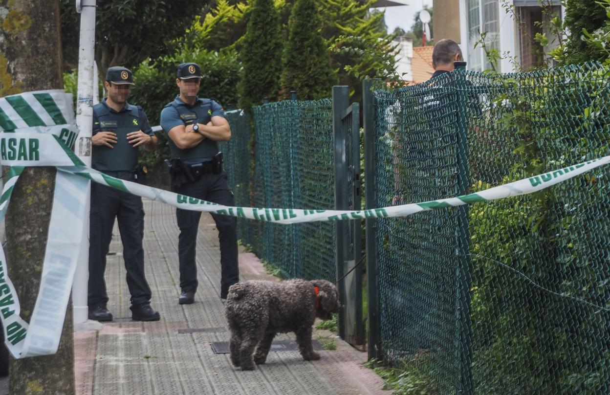 Dos agentes de la Guardia Civil junto al perro Marley, ya fallecido, que se empleó para buscar restos biológicos en la vivienda de la pareja. sane