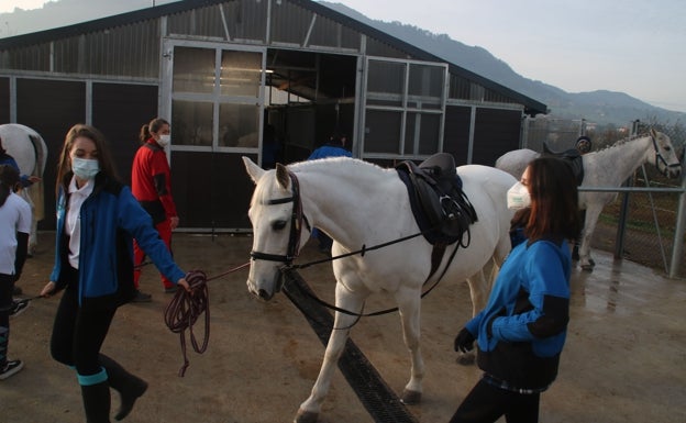 Imagen principal - Un futuro a caballo en Heras